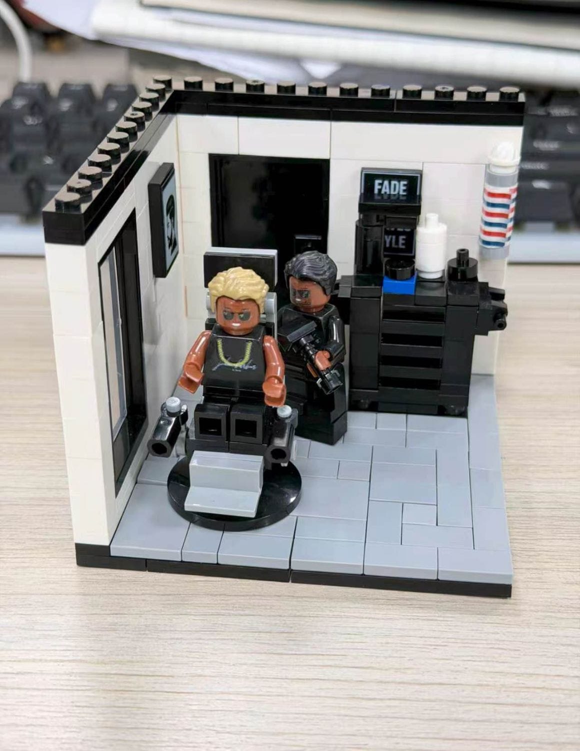 JBS Barbershop Klemmbaustein-Set – Baue deinen eigenen Barbershop | Sammel-Edition