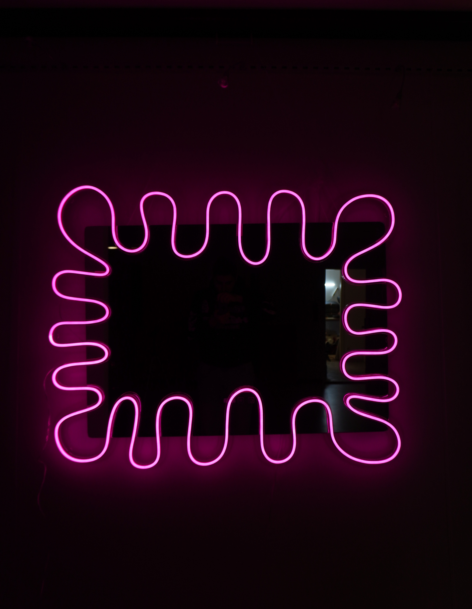 Rámeček zrcadla Neon Splash s nebo bez zrcadla pro holičství a salony – inspirováno Barber Nils Studio