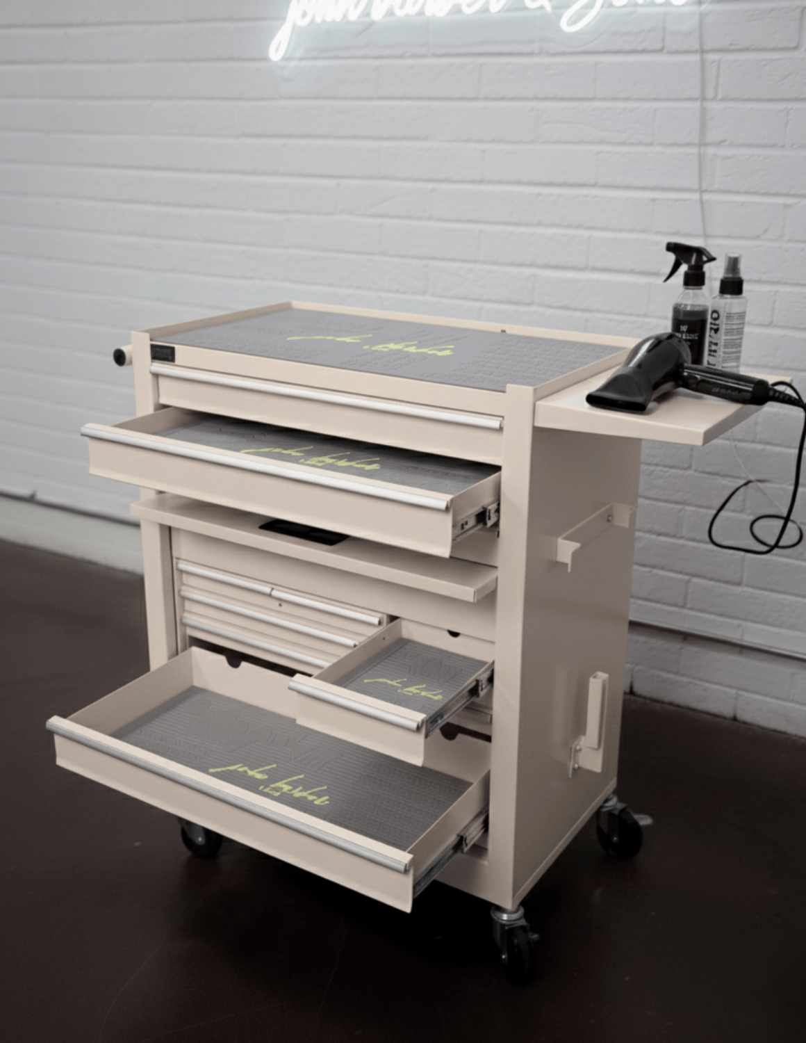 BARBER TROLLEY PRO ROLLWAGEN N VERSCHIEDENEN FARBEN – UV-STERILISATION Friseurwagen
