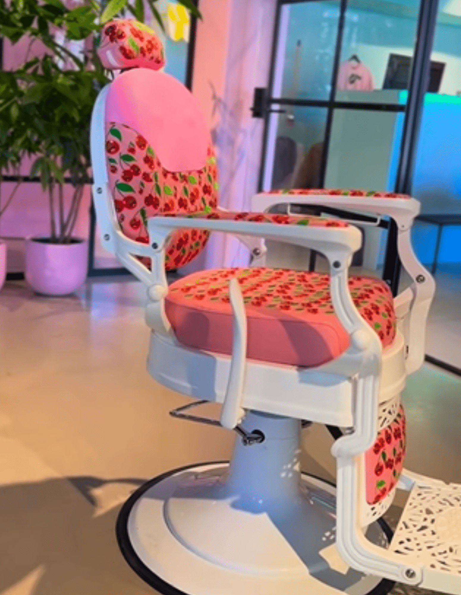 Barberstühle nach Maß – Von Rahmen bis Polsterung individuell gestaltet.