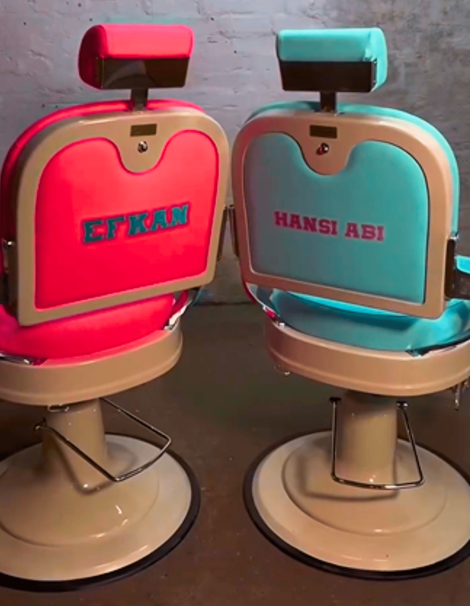 Barberstühle nach Maß – Von Rahmen bis Polsterung individuell gestaltet.