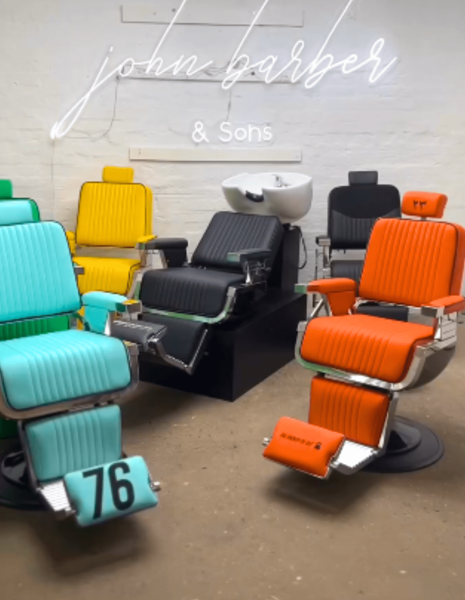 Barberstühle nach Maß – Von Rahmen bis Polsterung individuell gestaltet.