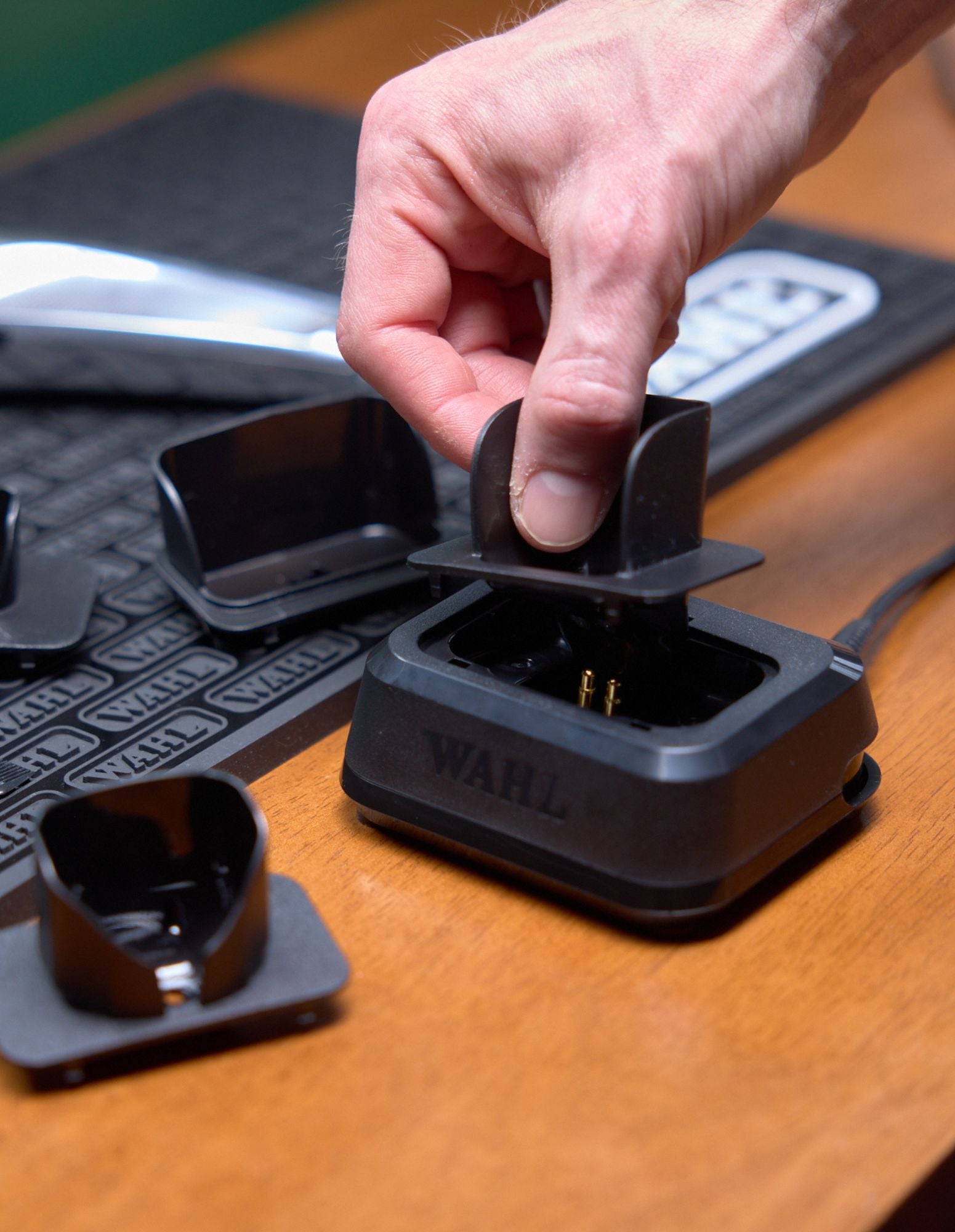 WAHL Vapor Cordless Black Clipper inklusive kostenloser Single Port Barber Power Station