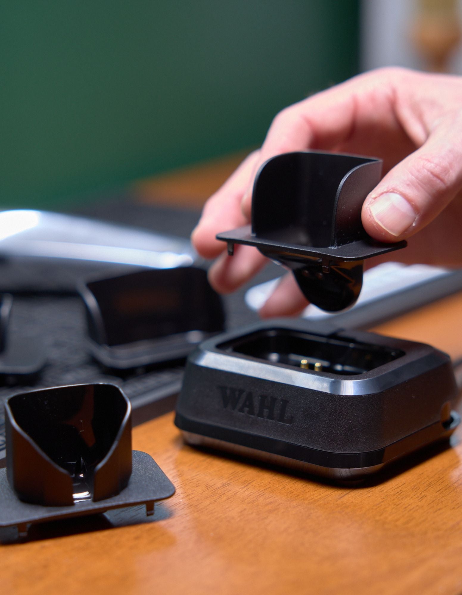 WAHL Vapor Cordless Black Clipper inklusive kostenloser Single Port Barber Power Station