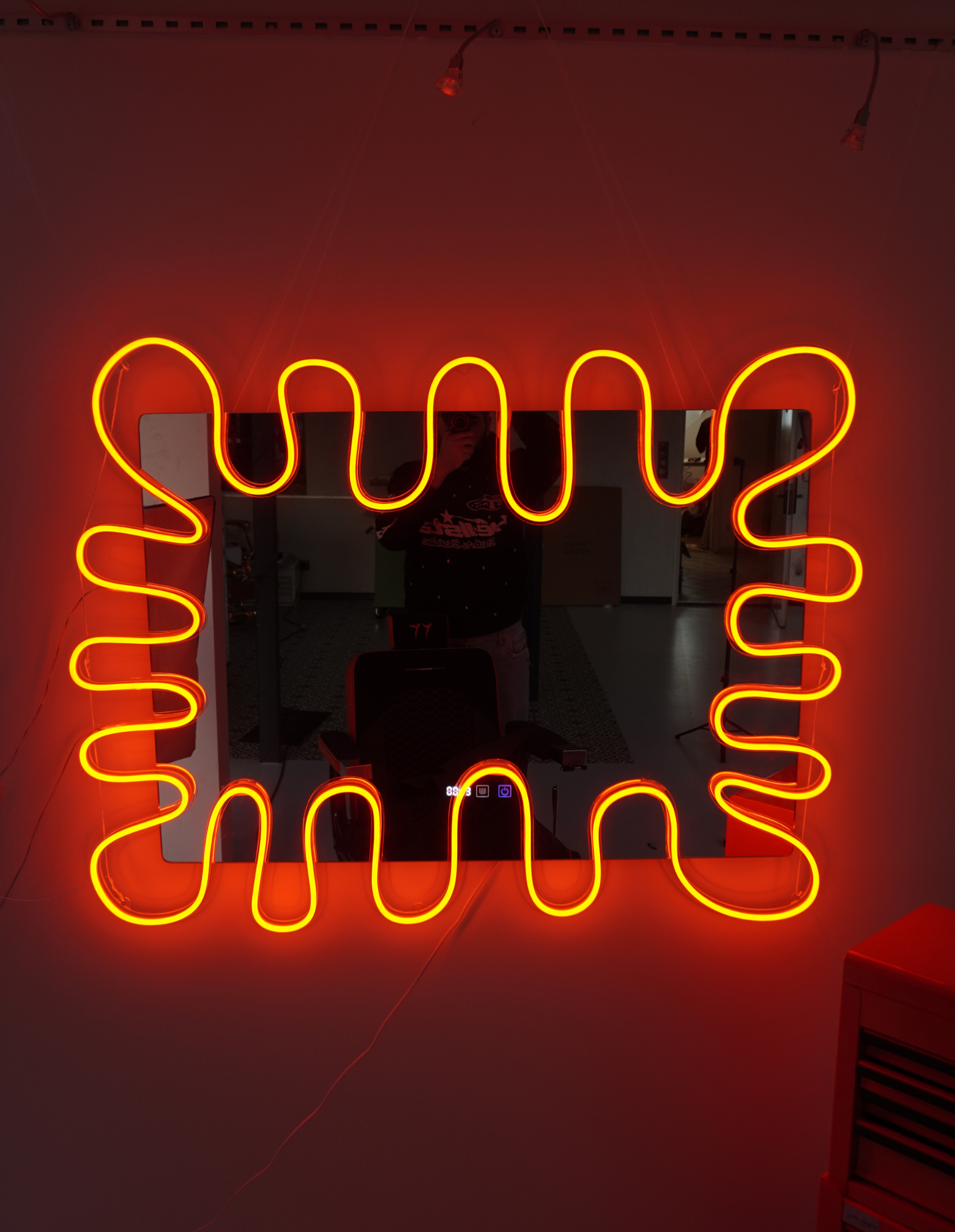 Rámeček zrcadla Neon Splash s nebo bez zrcadla pro holičství a salony – inspirováno Barber Nils Studio