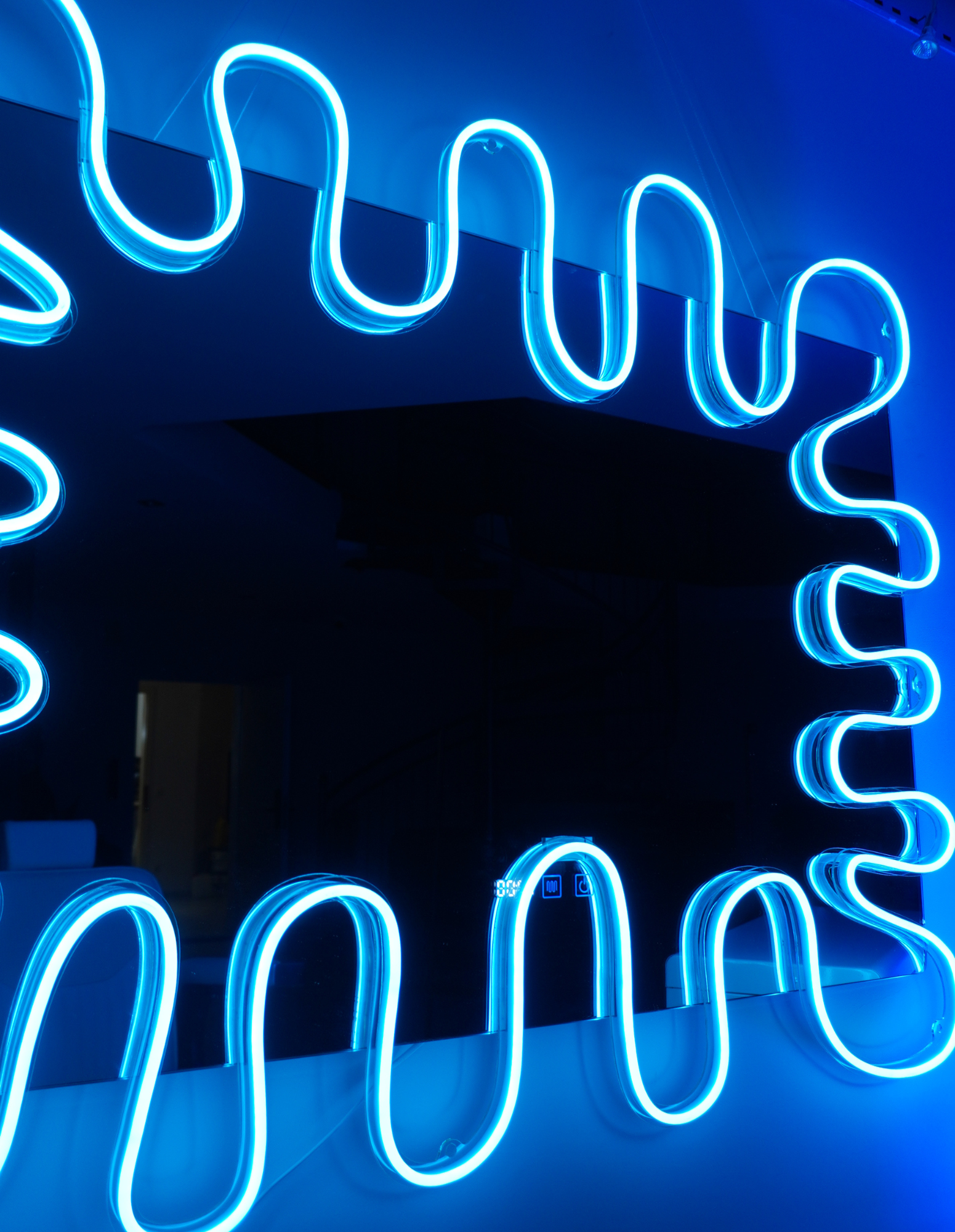 Rámeček zrcadla Neon Splash s nebo bez zrcadla pro holičství a salony – inspirováno Barber Nils Studio