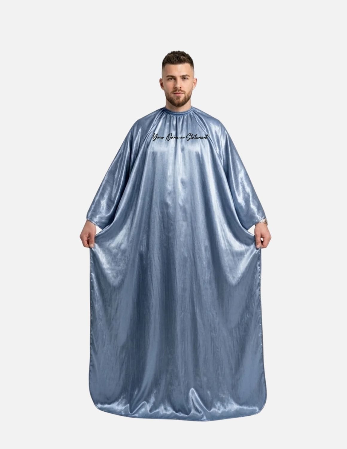 Premium satinbarberkappa med kimono-armöppningar och sidenlook – Broderad med din logotyp | Frisörkappa & satinkappa