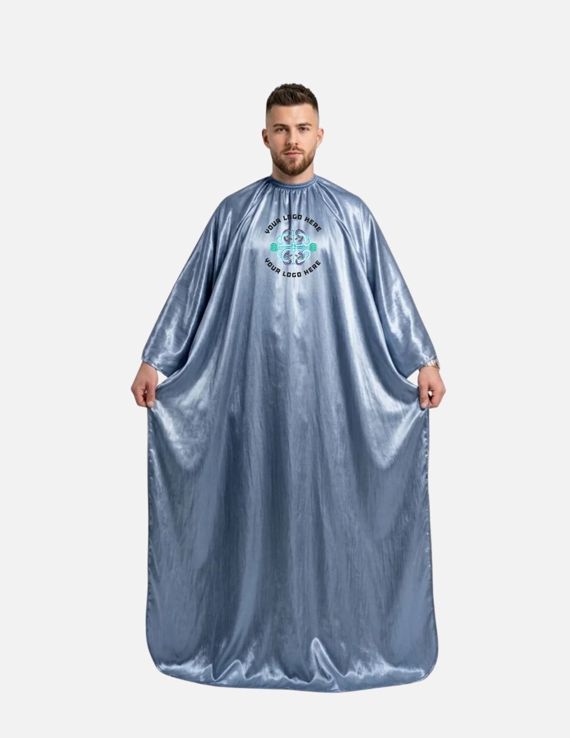 Premium satinbarberkappa med kimono-armöppningar och sidenlook – Broderad med din logotyp | Frisörkappa & satinkappa