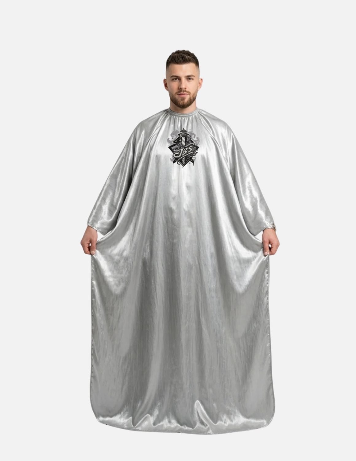 Premium satinbarberkappa med kimono-armöppningar och sidenlook – Broderad med din logotyp | Frisörkappa & satinkappa