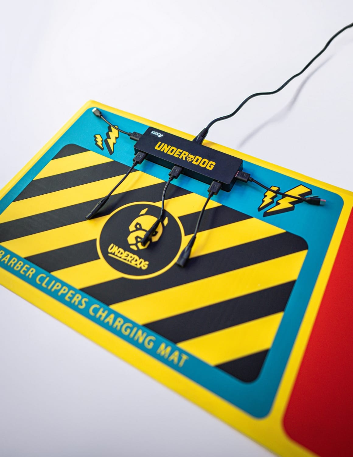 Alfombrilla de carga UnderDog para máquinas de cortar pelo — Alfombrilla de carga universal para hasta 5 dispositivos | Alfombrilla para estación de barbería