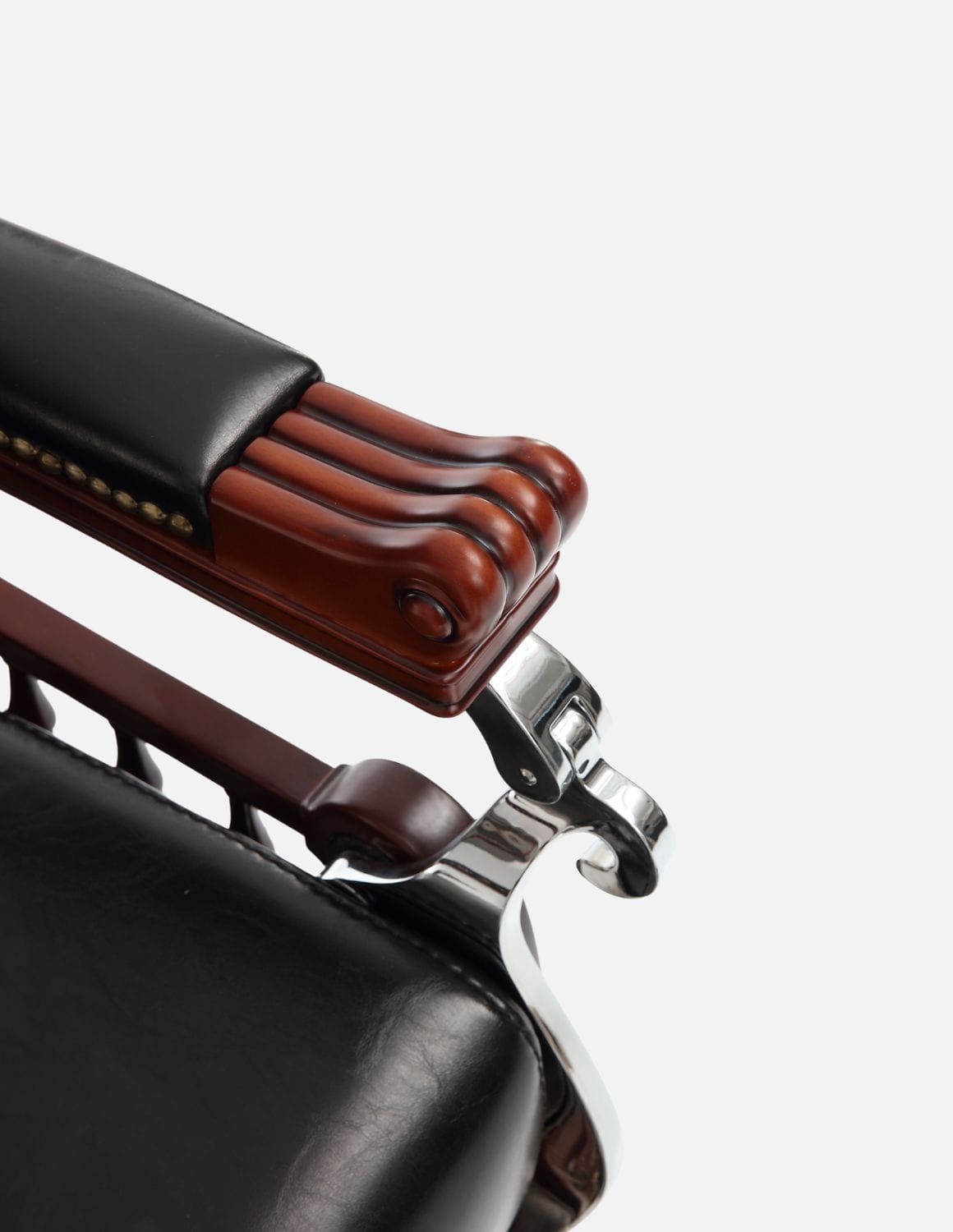 JBS Senator Schwarz — Vintage Barberstuhl aus massivem Echtholz mit neigbarer Rückenlehne | Klassischer Barberstuhl & Friseurstuhl im Chesterfield-Design