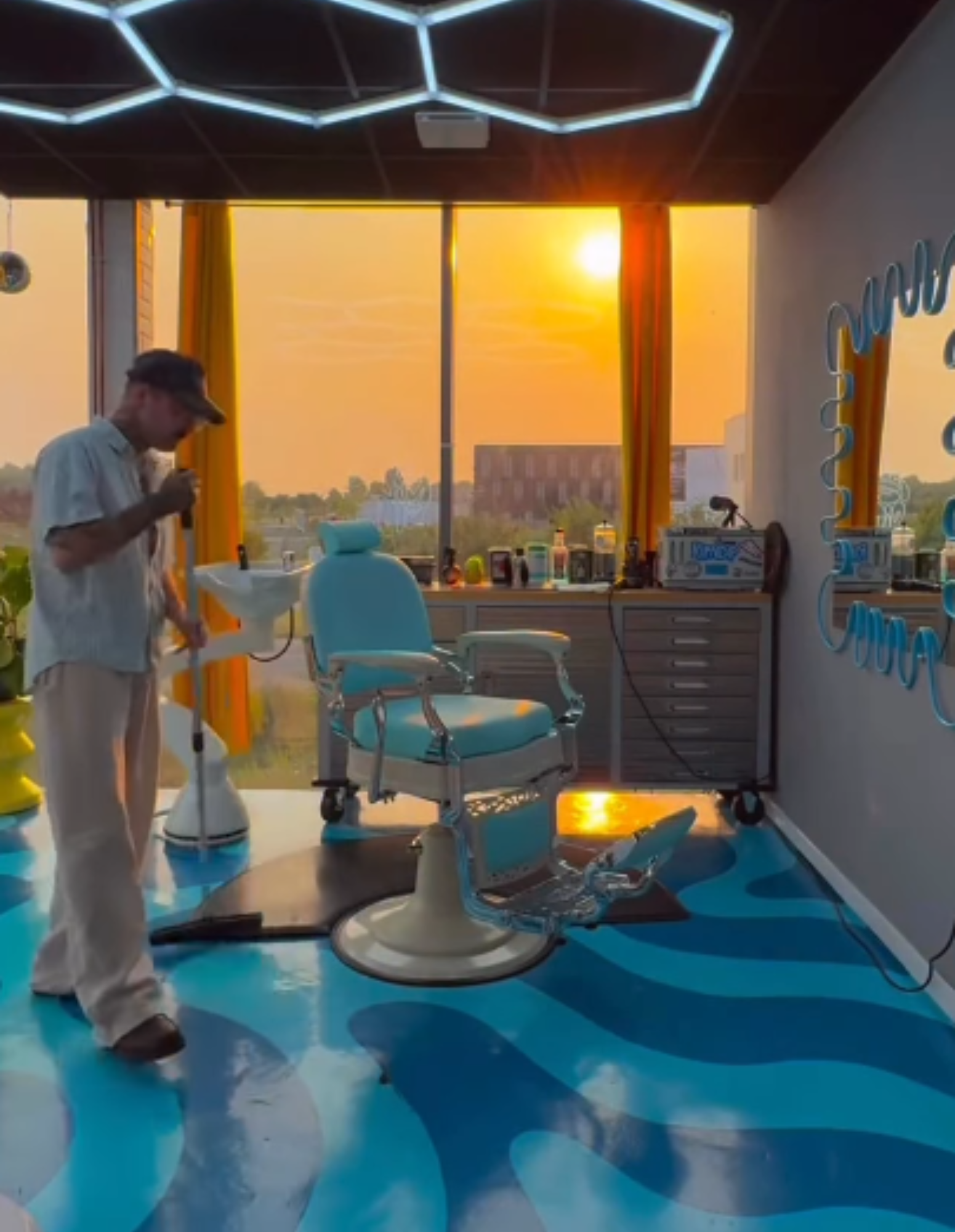 Rámeček zrcadla Neon Splash s nebo bez zrcadla pro holičství a salony – inspirováno Barber Nils Studio