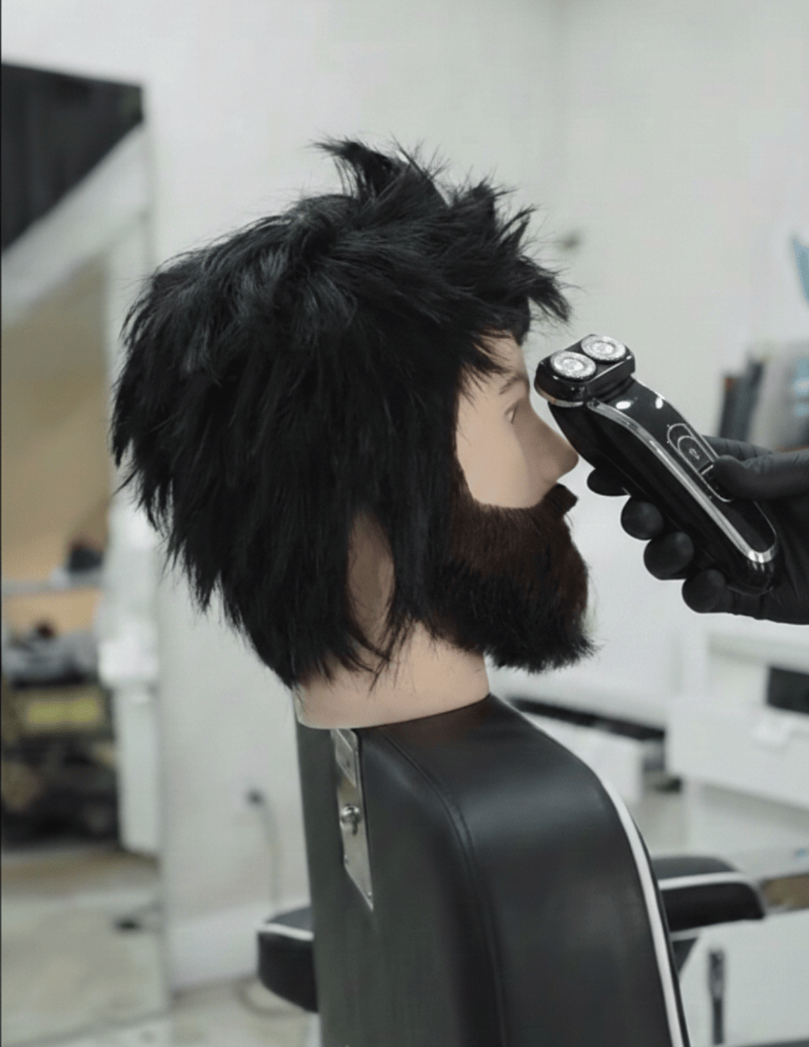 Multi-Use Barber Herren Übungskopf – wiederverwendbarer Mannequin-Kopf mit nachwachsenden Haaren und Bart für Friseur- und Barber-Training.