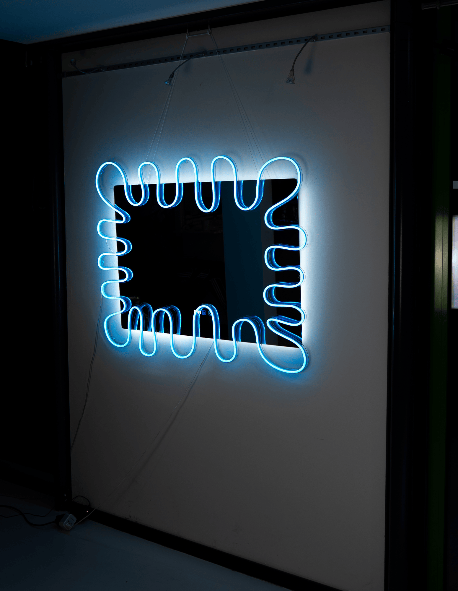Neon Splash Spiegelrahmen – Barber Spiegel für Barbershops und Friseursalons.