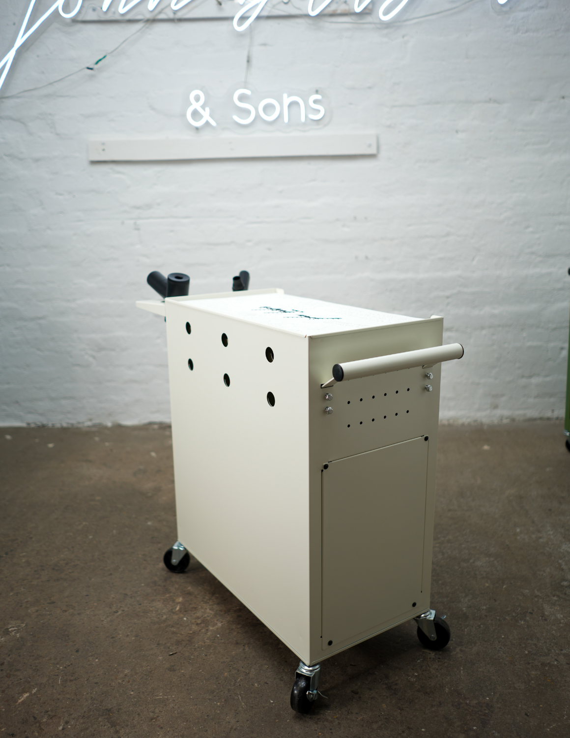 BARBER TROLLEY PRO – Mobiele trolley in verschillende kleuren – UV-desinfectie – Barbiertrolley