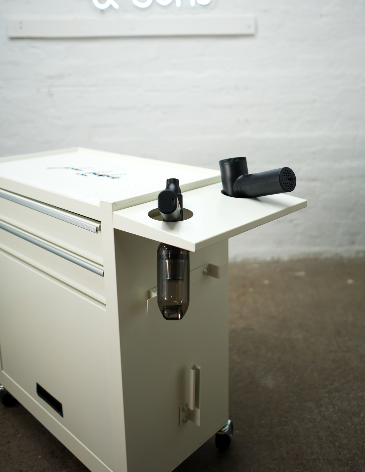 BARBER TROLLEY PRO – Carrello mobile in diversi colori – Disinfezione UV – Carrello da barbiere