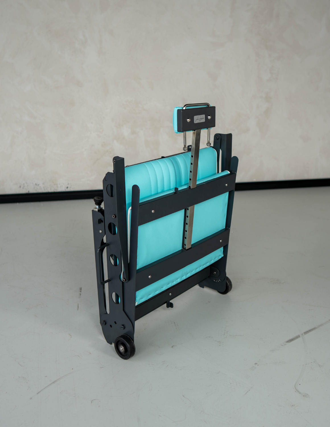 JBS Move 1.0 mobile and foldable barber chair for barbershop, salon, and beauty use