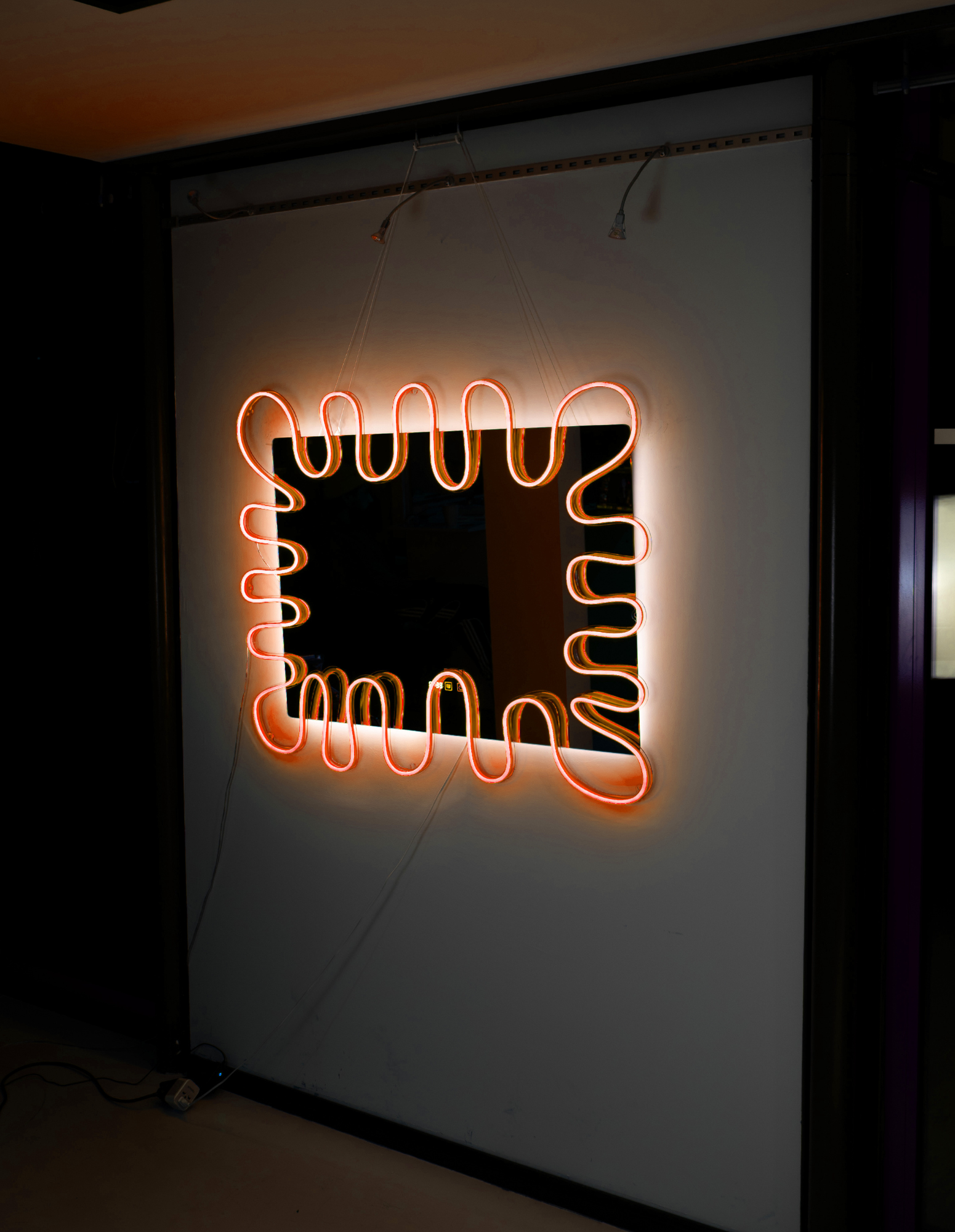 Rámeček zrcadla Neon Splash s nebo bez zrcadla pro holičství a salony – inspirováno Barber Nils Studio