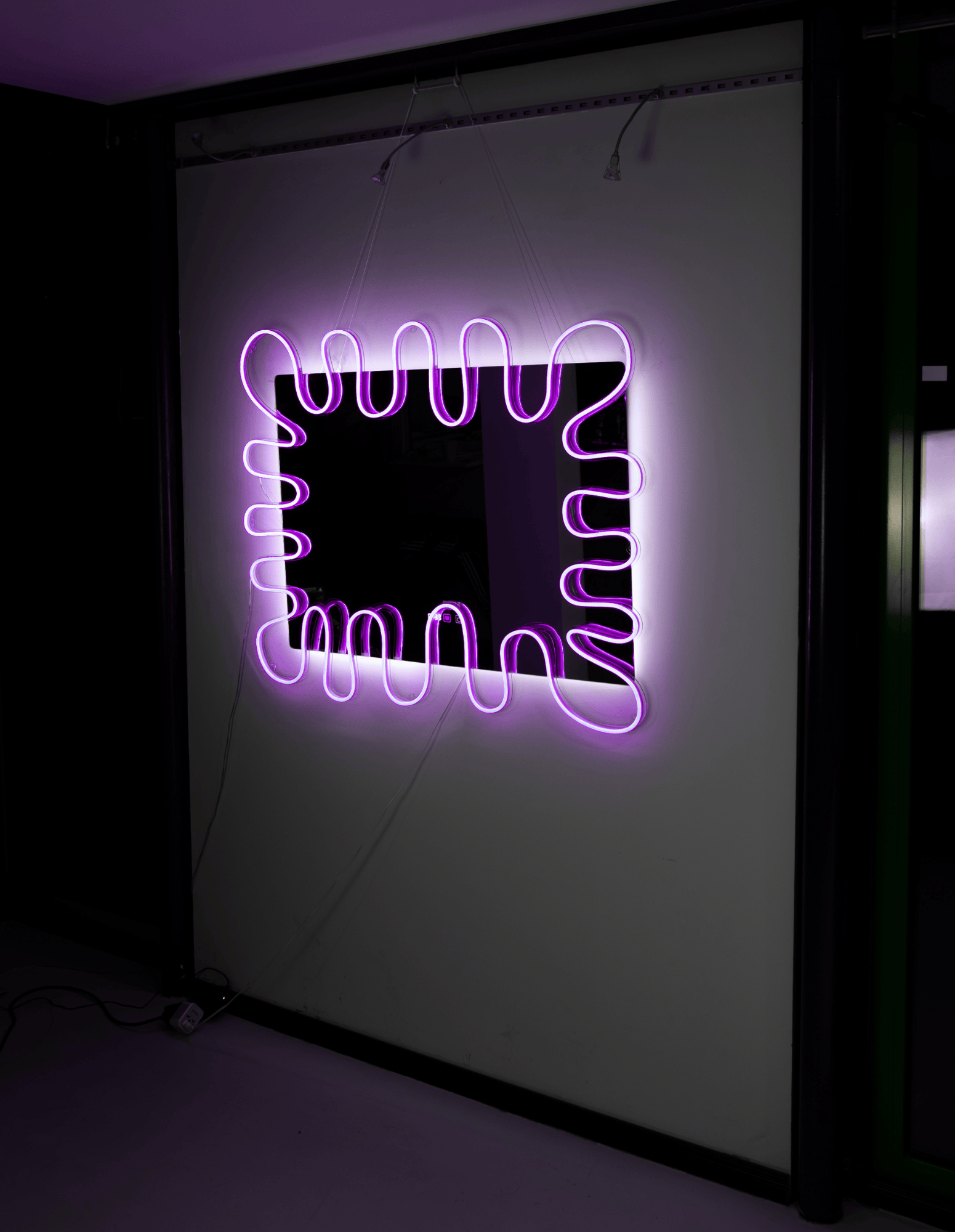 Neon Splash Spiegelrahmen – Barber Spiegel für Barbershops und Friseursalons.