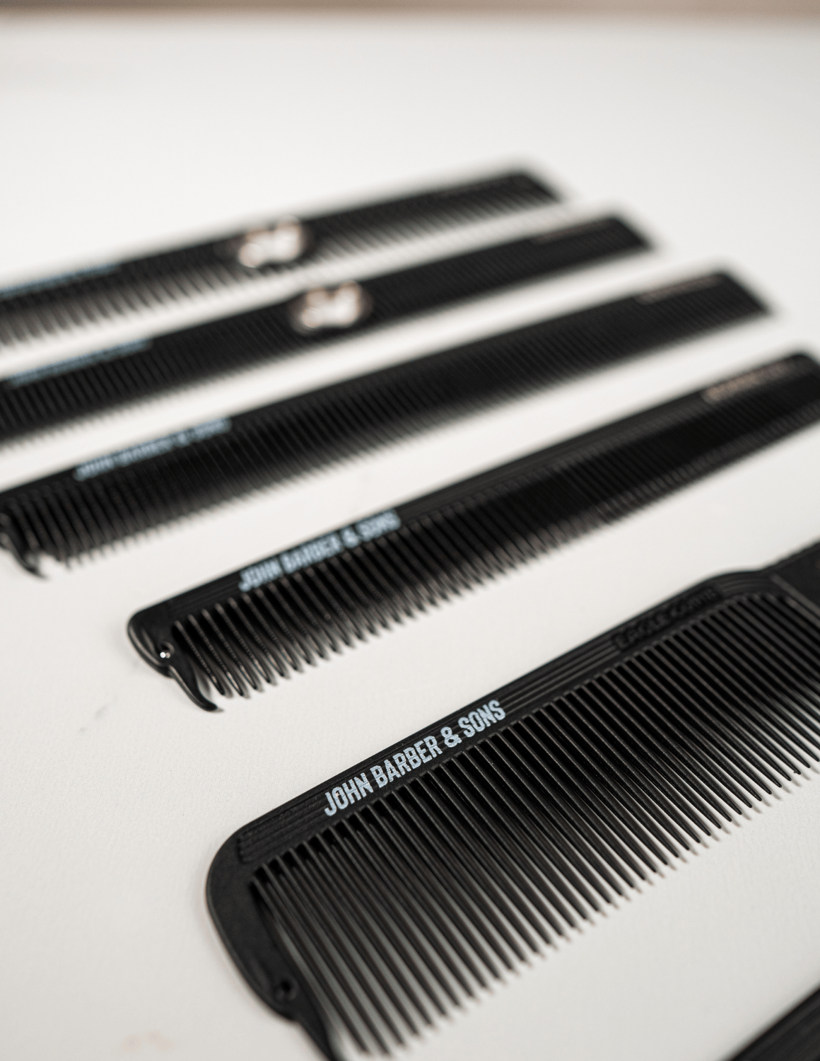 JBS Barber & Friseur Fidget Pro Kamm Set – 6 antistatische und hitzebeständige Friseurkämme für präzises Styling und professionelles Arbeiten im Barbershop, in vier Farben erhältlich.