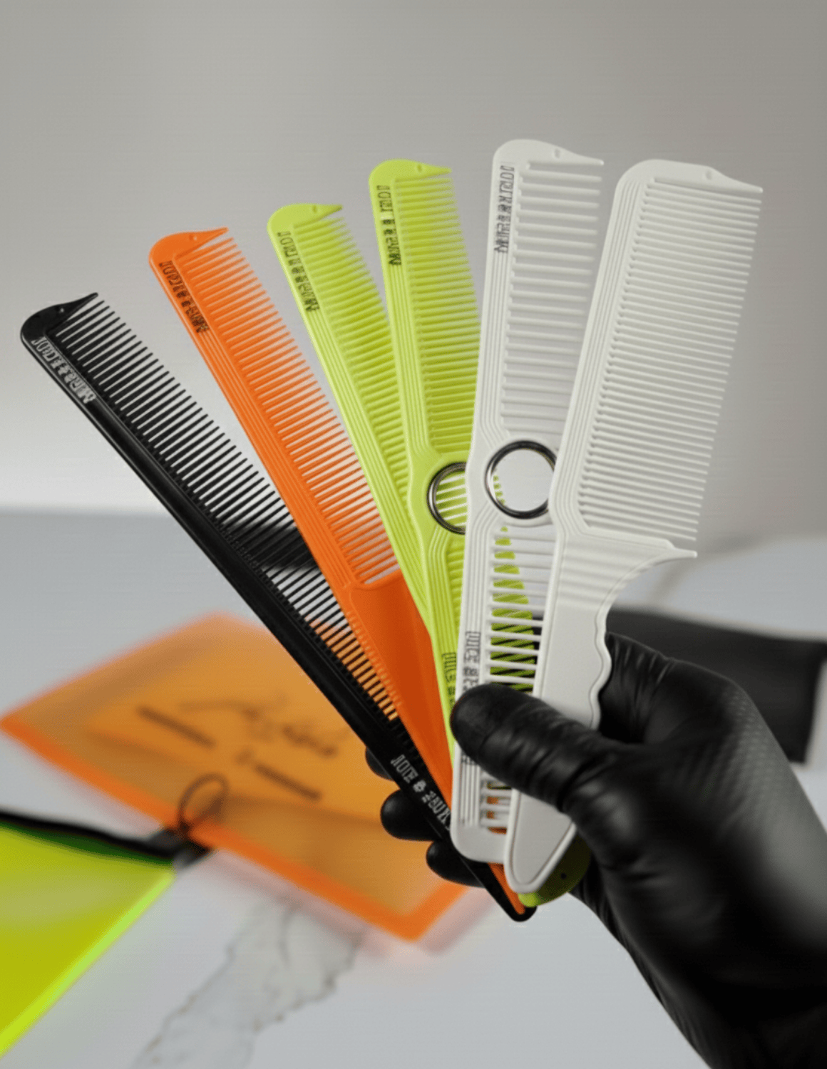 JBS Barber & Friseur Fidget Pro Kamm Set – 6 antistatische und hitzebeständige Friseurkämme für präzises Styling und professionelles Arbeiten im Barbershop, in vier Farben erhältlich.