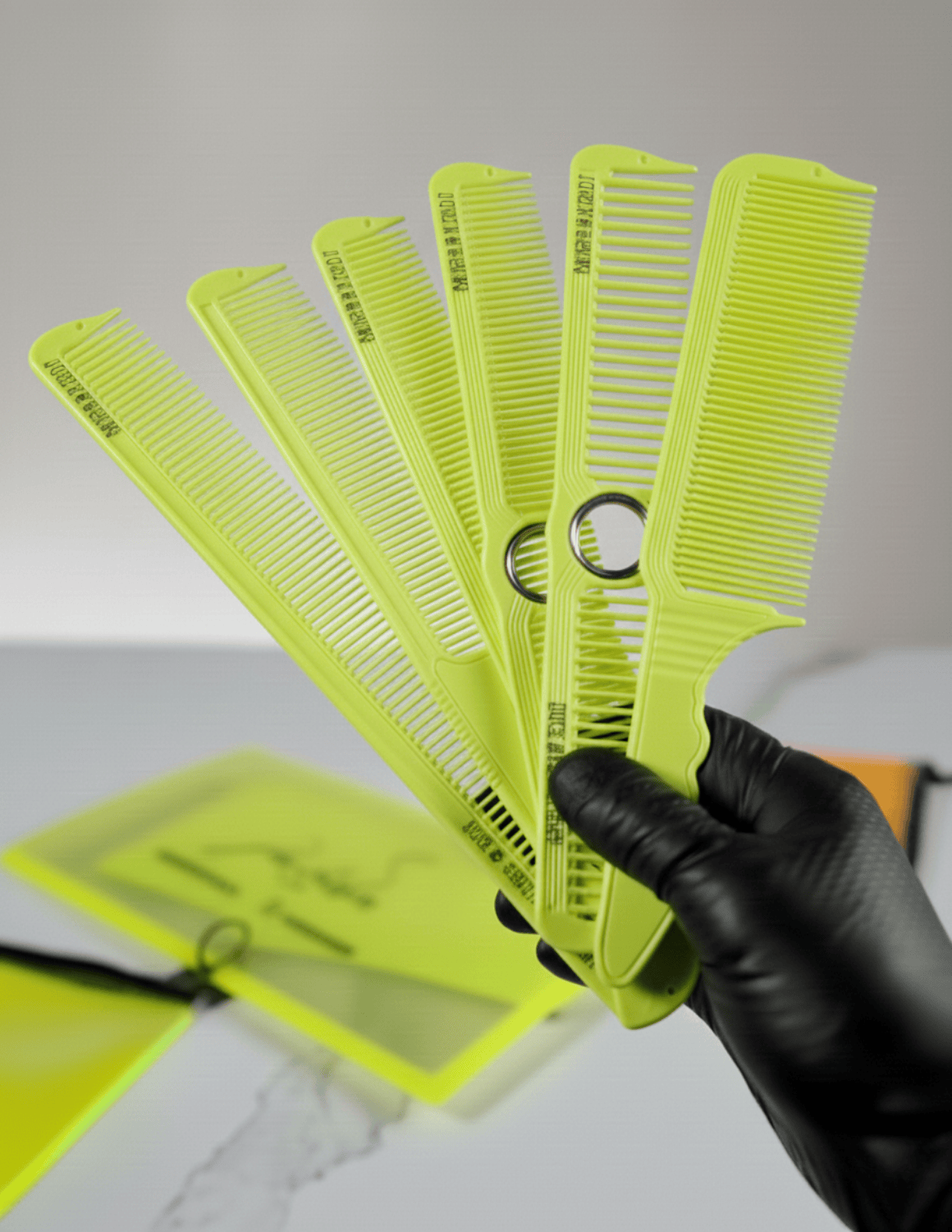 JBS Barber & Friseur Fidget Pro Kamm Set – 6 antistatische und hitzebeständige Friseurkämme für präzises Styling und professionelles Arbeiten im Barbershop, in vier Farben erhältlich.