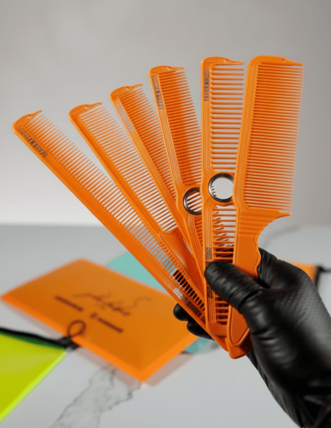 JBS Barber & Friseur Fidget Pro Kamm Set – 6 antistatische und hitzebeständige Friseurkämme für präzises Styling und professionelles Arbeiten im Barbershop, in vier Farben erhältlich.