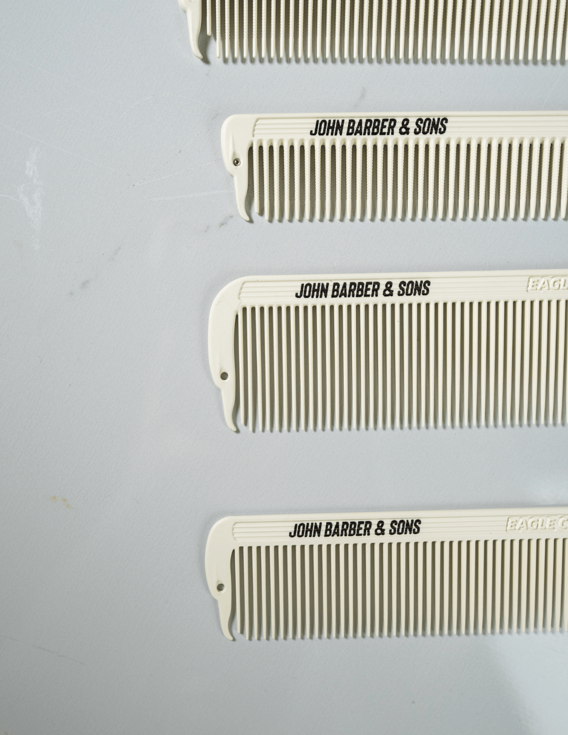 JBS Barber & Friseur Fidget Pro Kamm Set – 6 antistatische und hitzebeständige Friseurkämme für präzises Styling und professionelles Arbeiten im Barbershop, in vier Farben erhältlich.