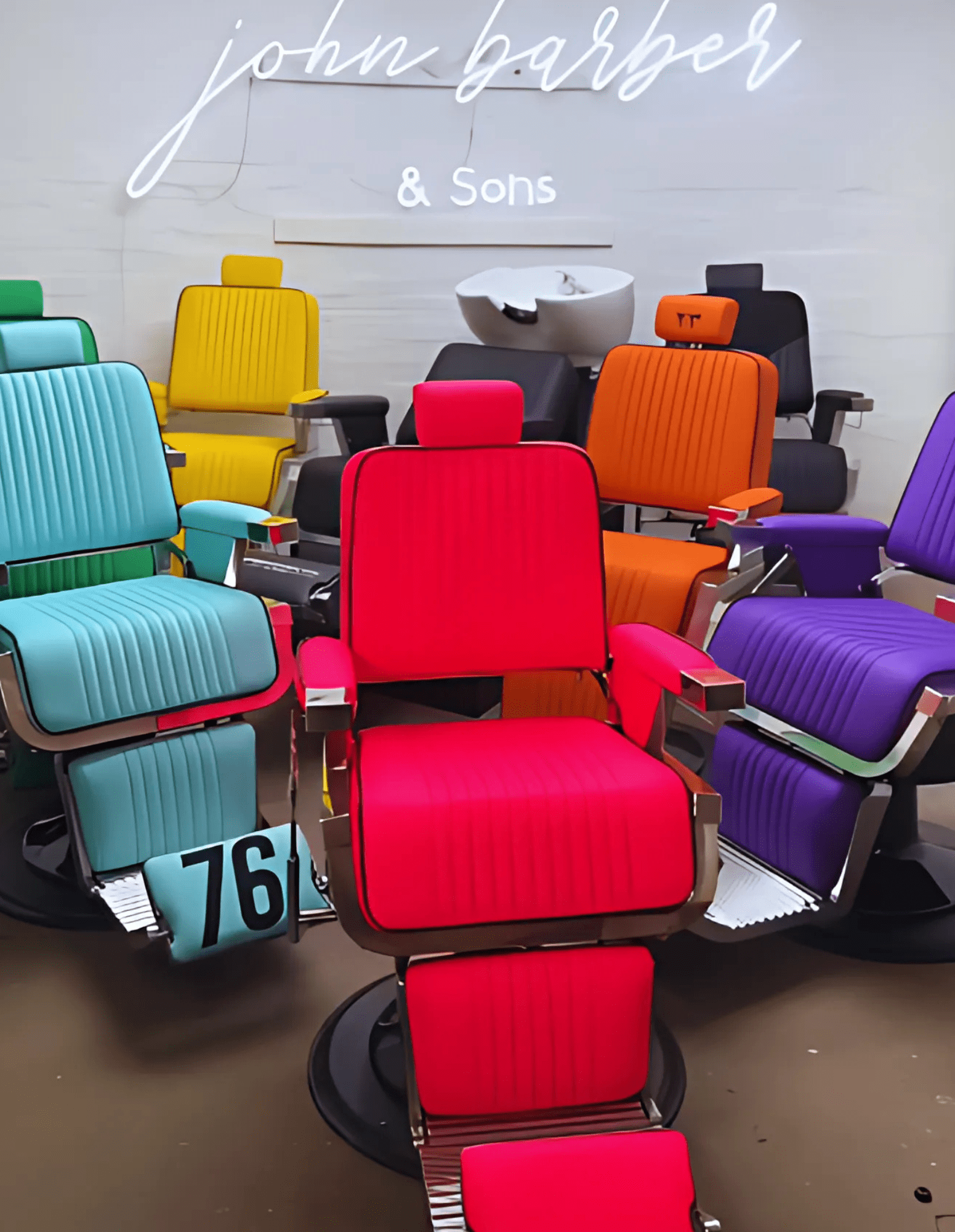 Barberstühle nach Maß – Von Rahmen bis Polsterung individuell gestaltet.