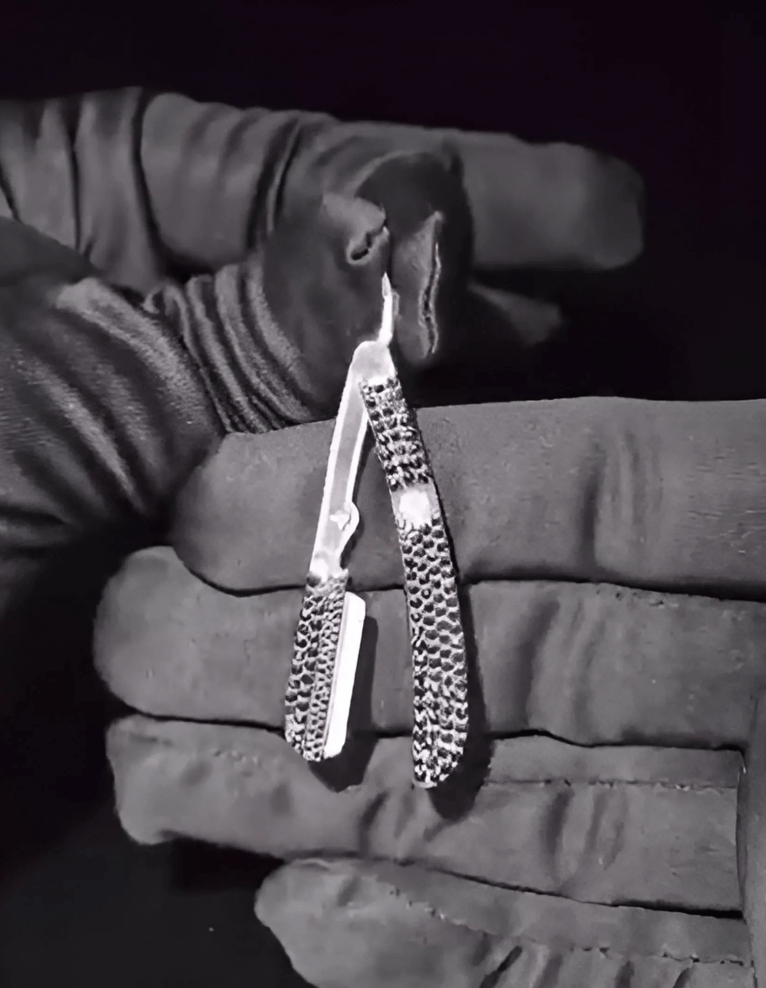 Barber Rasiermesser Kettenanhänger 925 Silber – Shaver Anhänger mit CZ Steinen.