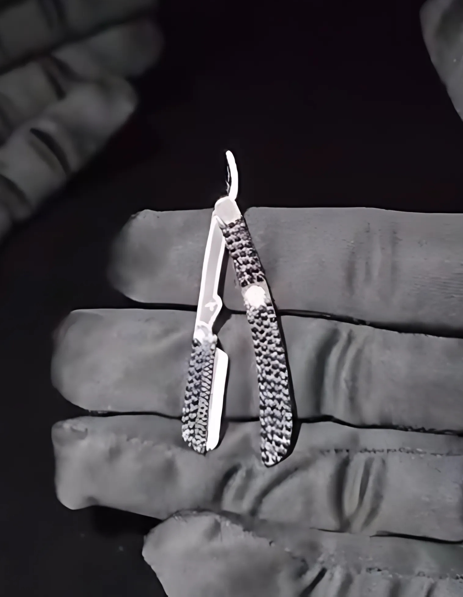 Barber Rasiermesser Kettenanhänger 925 Silber – Shaver Anhänger mit CZ Steinen.