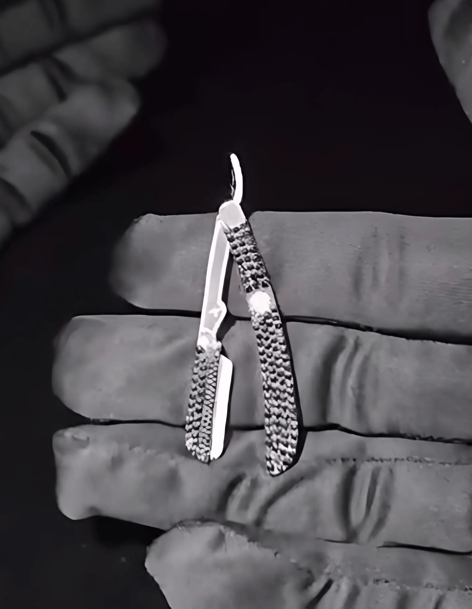 Barber Rasiermesser Kettenanhänger 925 Silber – Shaver Anhänger mit CZ Steinen.