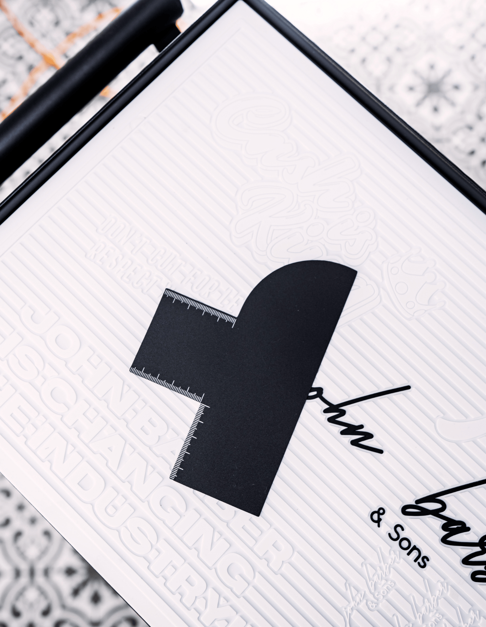 Barber Airbrush Enhancement Card – For clean edges and precise contours. Stencil with mm scale.