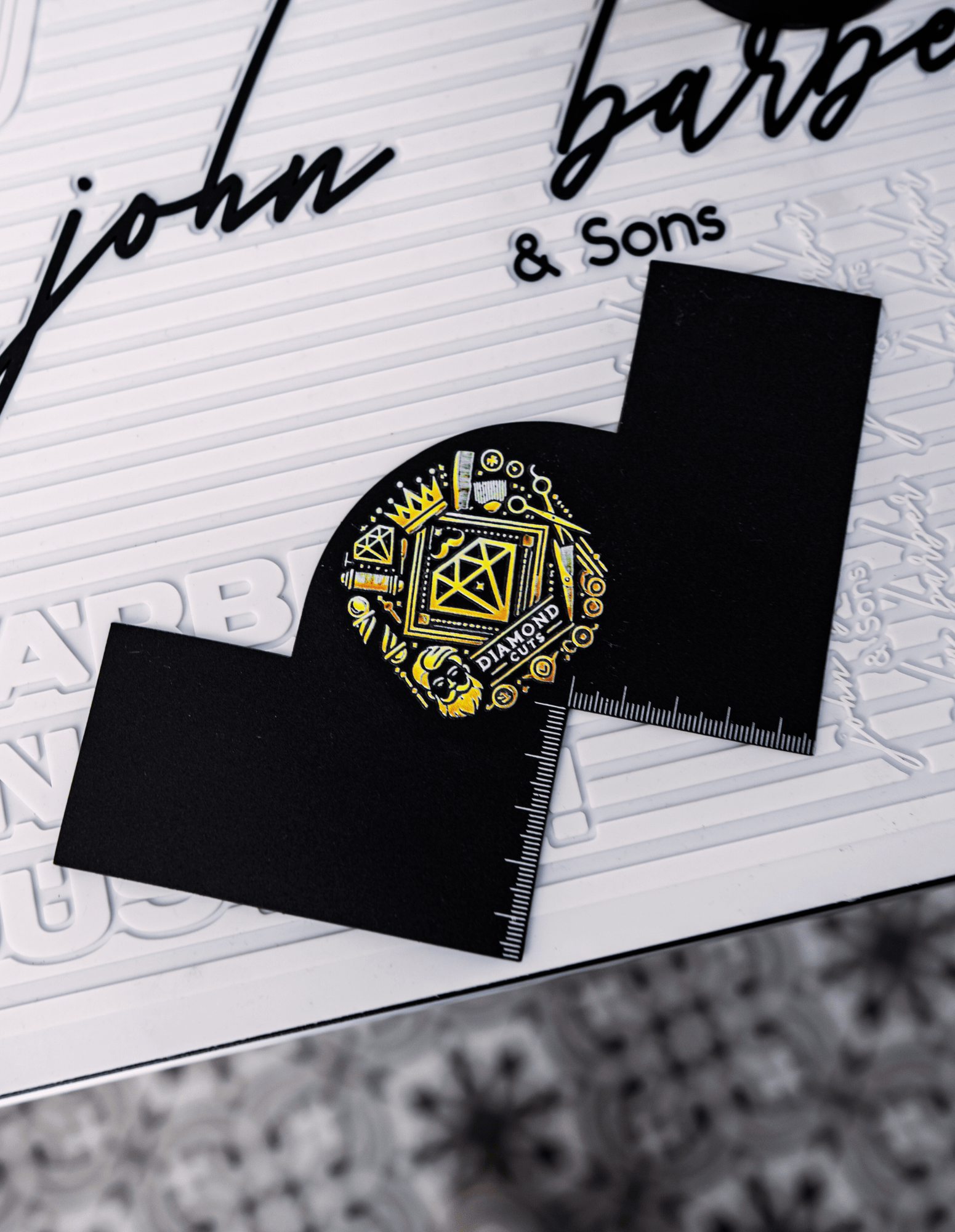 Barber Airbrush Enhancement Card – For clean edges and precise contours. Stencil with mm scale.