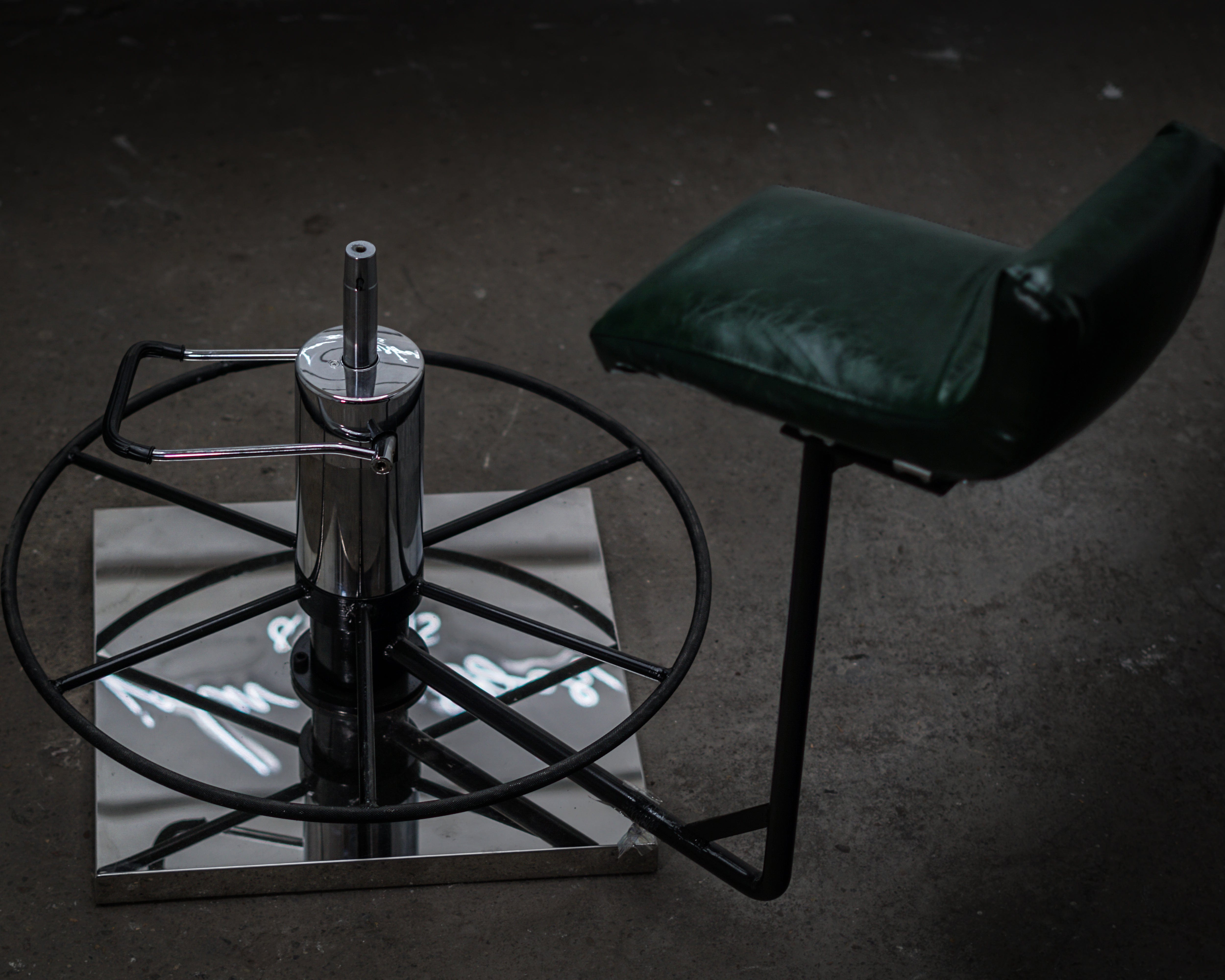 Rotirajući brijački i frizerski stolac