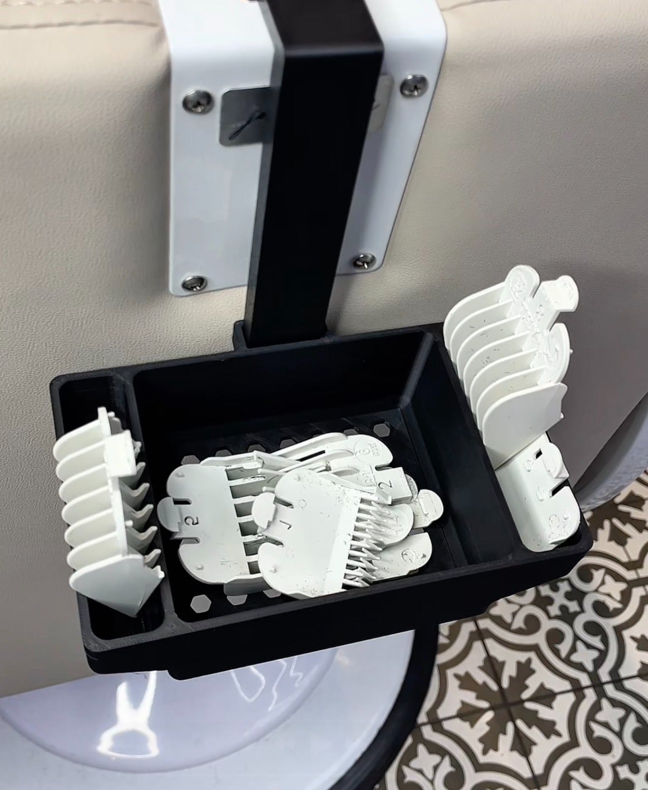 JBS Guard Caddy – Clipper Maschinen Aufsatz-Organizer für den Barberstuhl