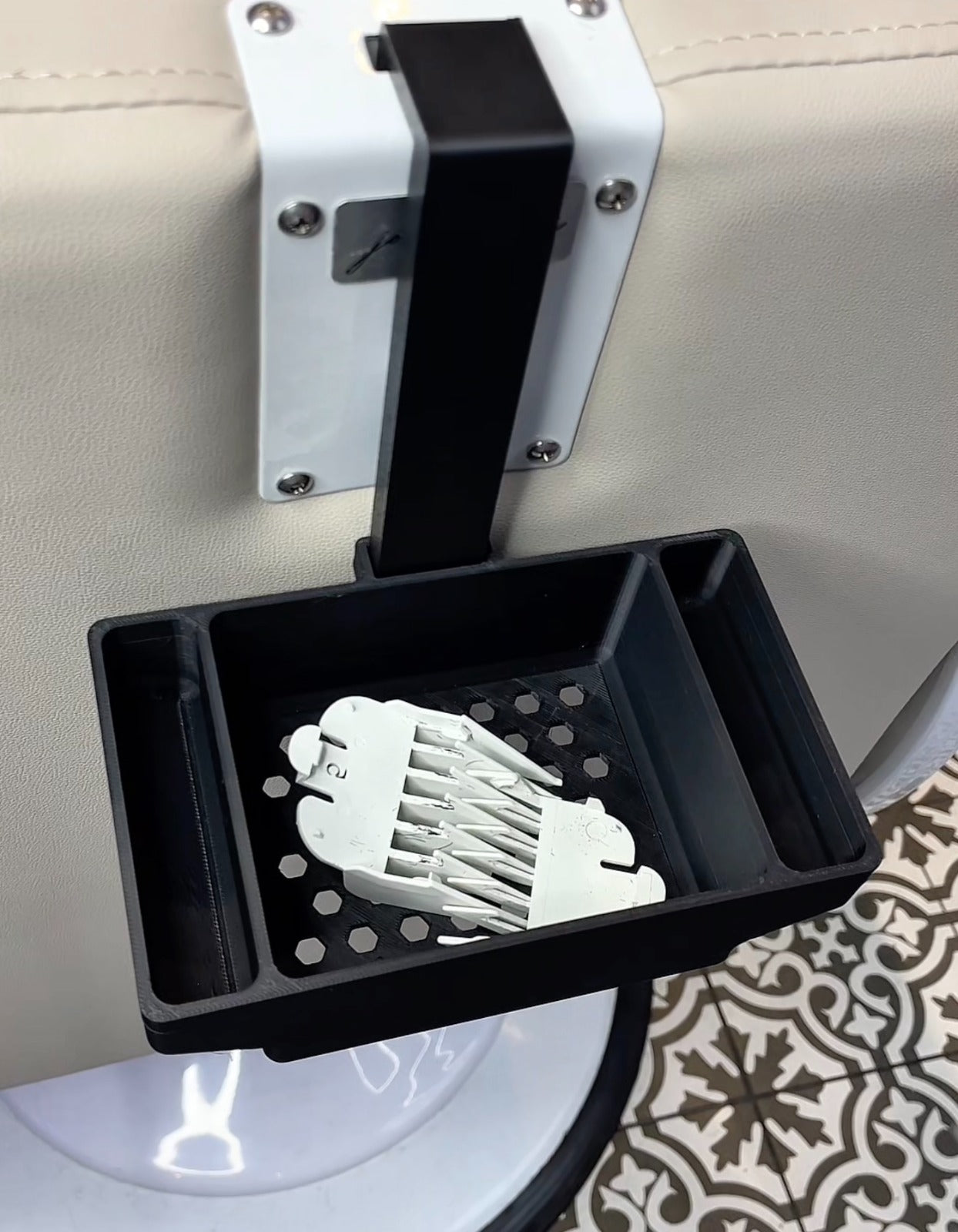 JBS Guard Caddy – Clipper Maschinen Aufsatz-Organizer für den Barberstuhl