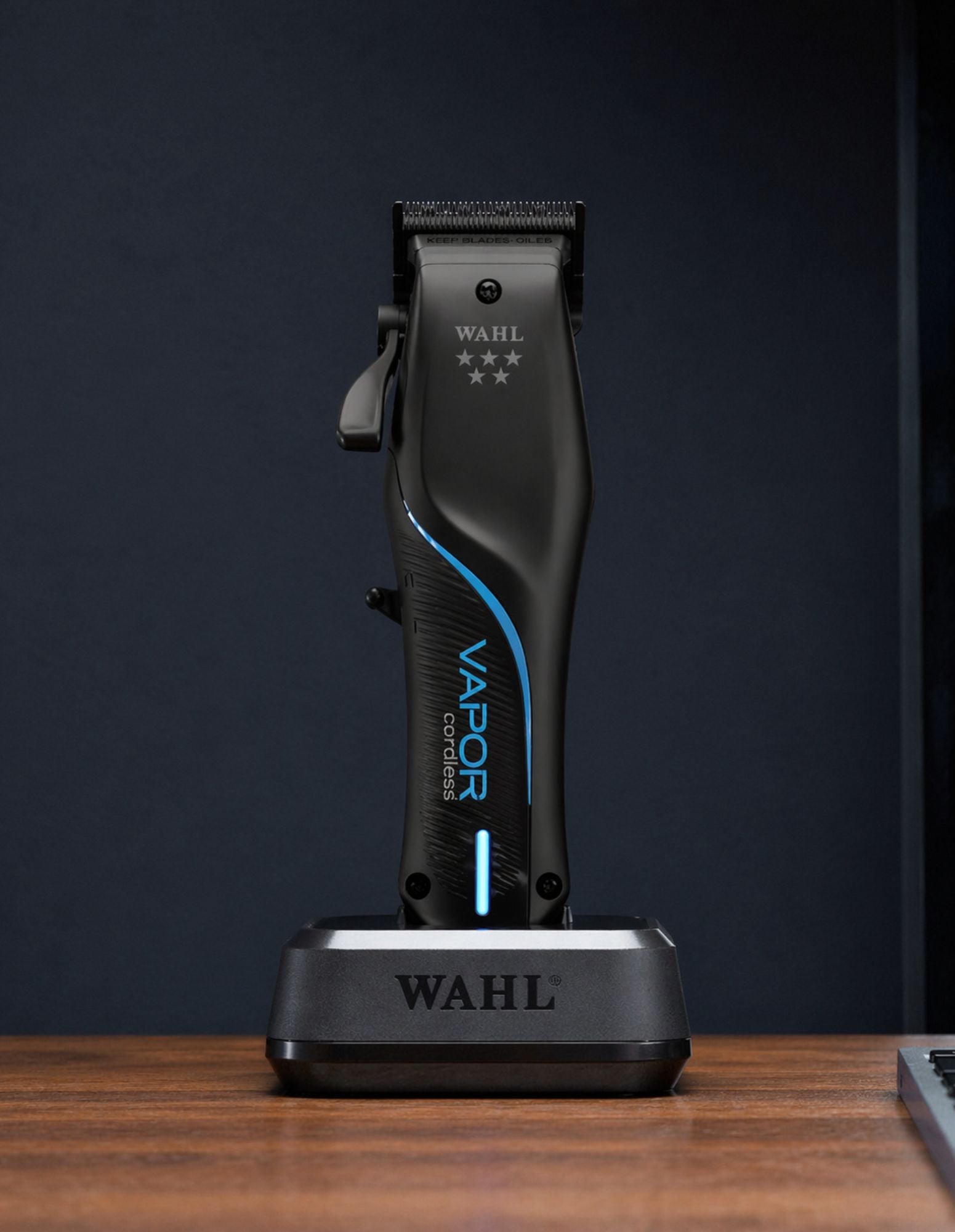 WAHL Vapor Cordless Black Clipper inklusive kostenloser Single Port Barber Power Station