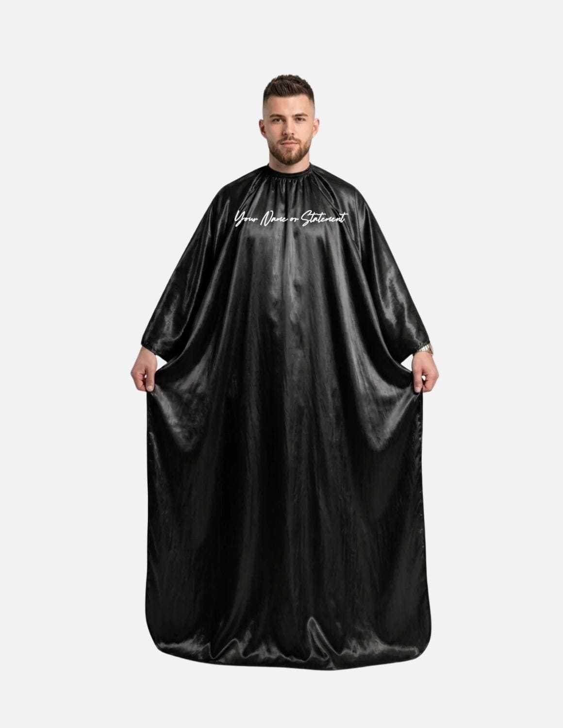 Premium satinbarberkappa med kimono-armöppningar och sidenlook – Broderad med din logotyp | Frisörkappa & satinkappa