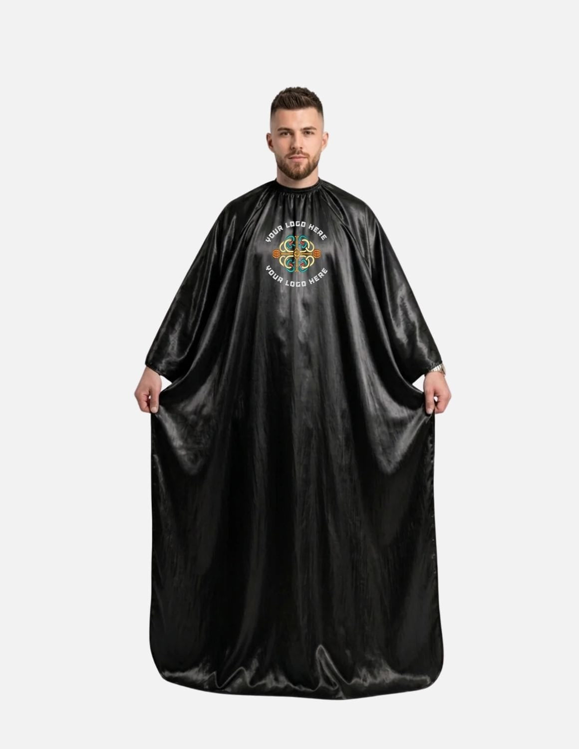 Premium satinbarberkappa med kimono-armöppningar och sidenlook – Broderad med din logotyp | Frisörkappa & satinkappa