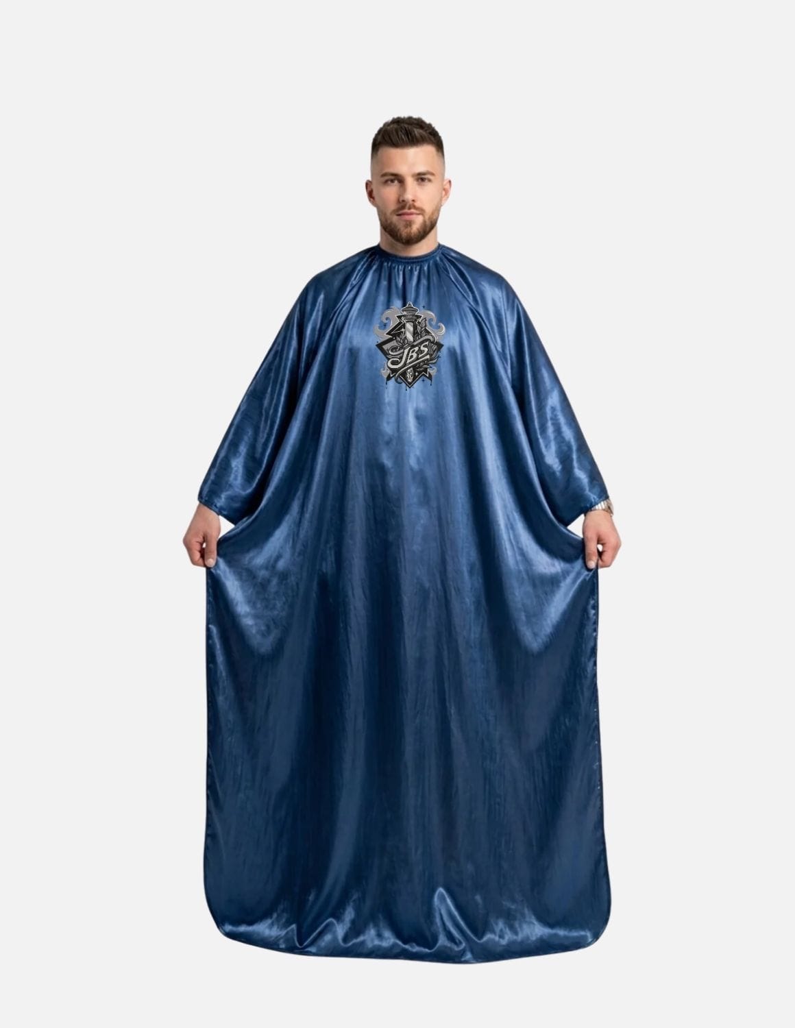 Premium satinbarberkappa med kimono-armöppningar och sidenlook – Broderad med din logotyp | Frisörkappa & satinkappa