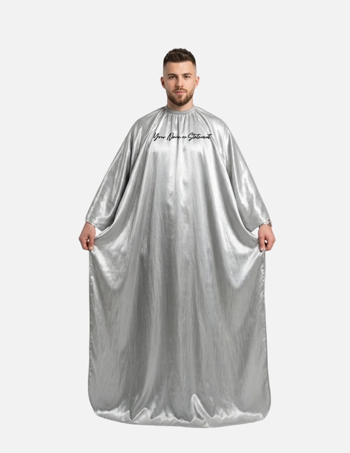 Premium satinbarberkappa med kimono-armöppningar och sidenlook – Broderad med din logotyp | Frisörkappa & satinkappa