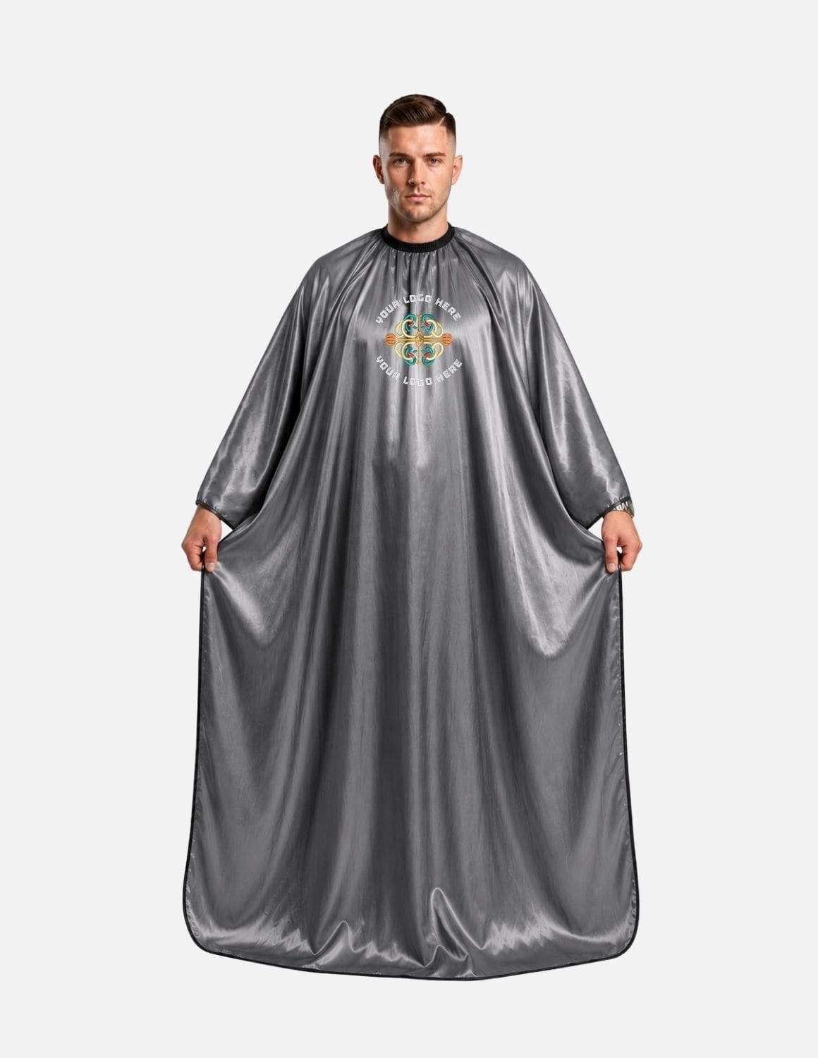 Premium satinbarberkappa med kimono-armöppningar och sidenlook – Broderad med din logotyp | Frisörkappa & satinkappa