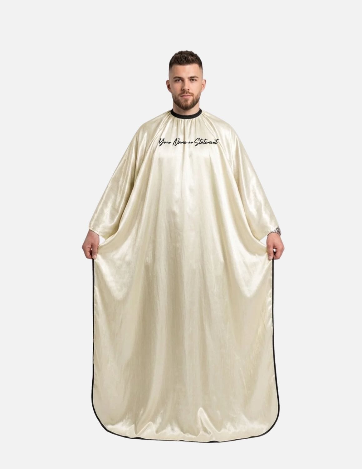 Premium satinbarberkappa med kimono-armöppningar och sidenlook – Broderad med din logotyp | Frisörkappa & satinkappa
