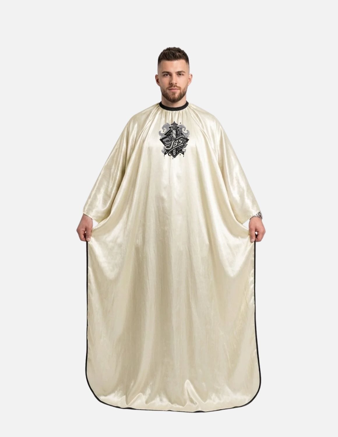 Premium satinbarberkappa med kimono-armöppningar och sidenlook – Broderad med din logotyp | Frisörkappa & satinkappa