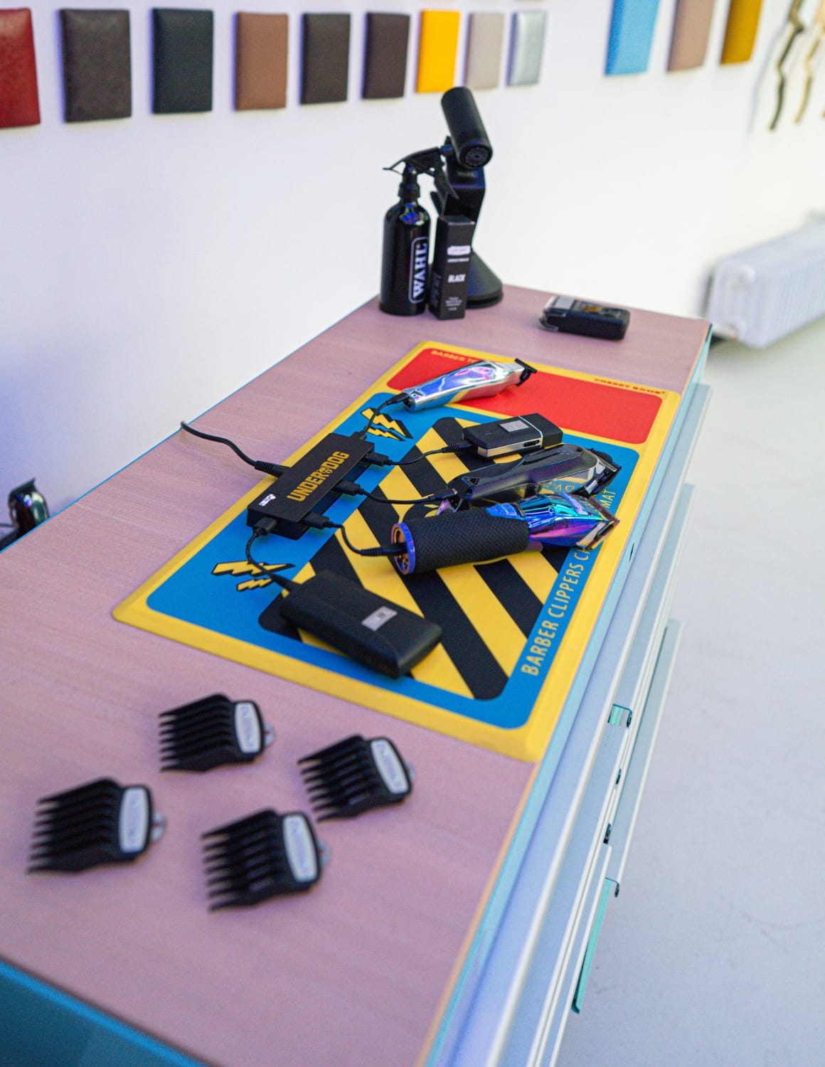 Alfombrilla de carga UnderDog para máquinas de cortar pelo — Alfombrilla de carga universal para hasta 5 dispositivos | Alfombrilla para estación de barbería