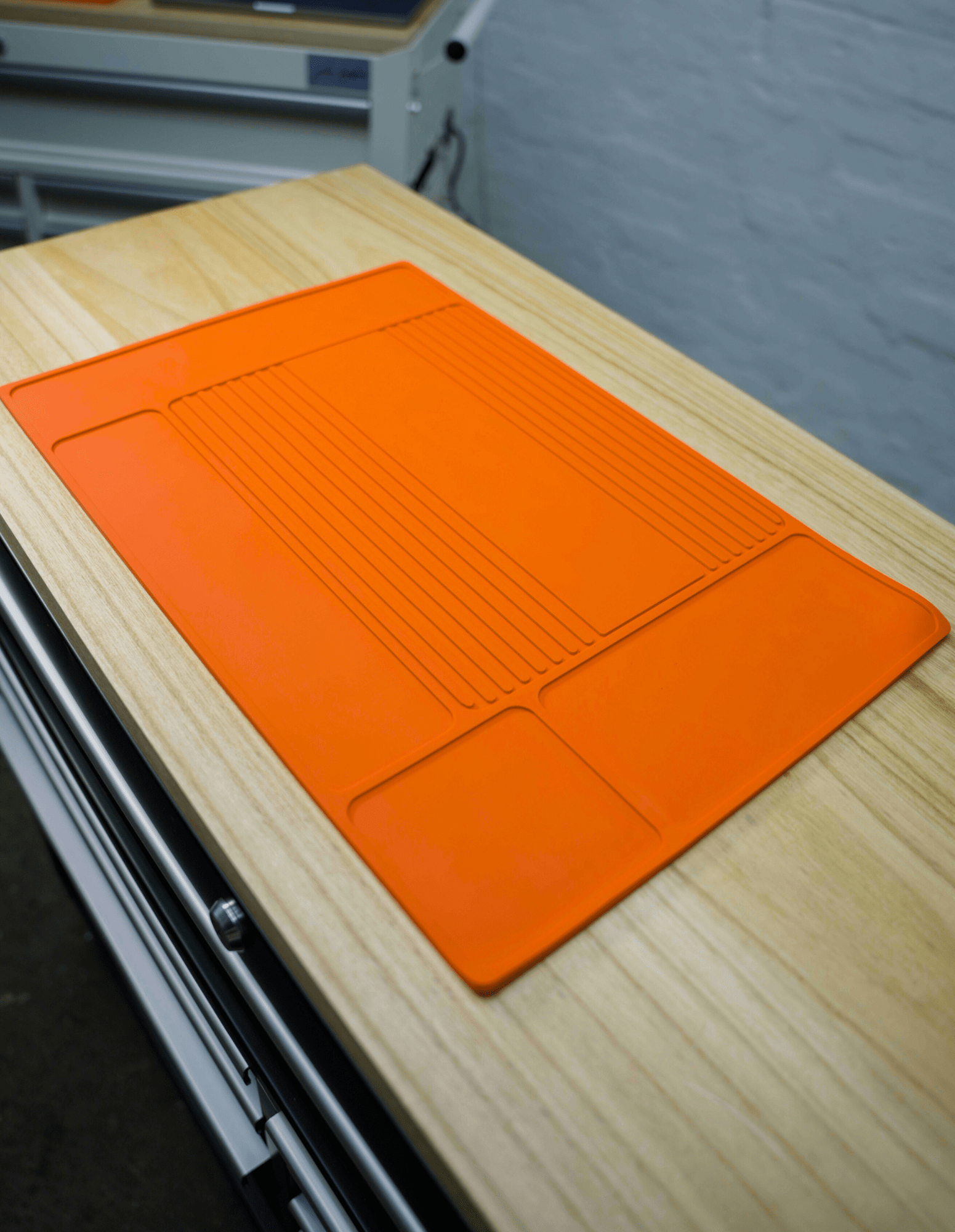 Workstation silicone clipper mat in 6 colors with or without magnets and your logo