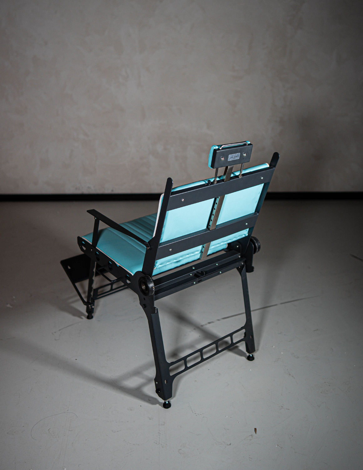 JBS Move 1.0 mobile and foldable barber chair for barbershop, salon, and beauty use