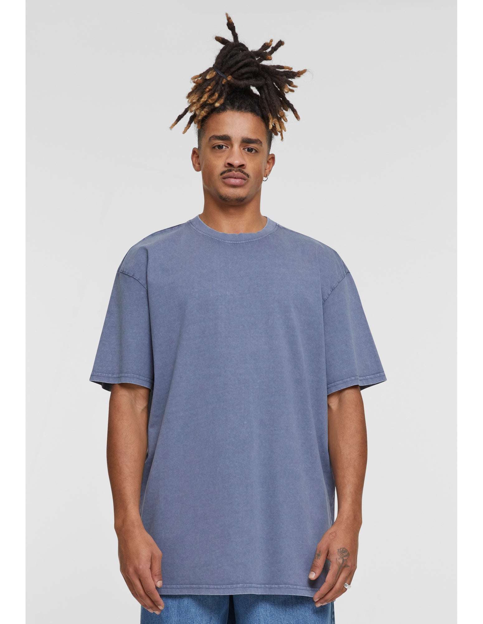 Oversized T-shirt i "Acid Washed"-stil med din logotyp