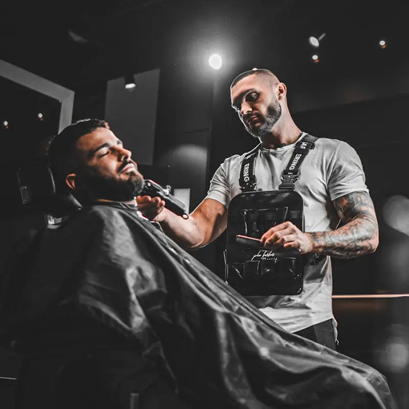 Barber schneidet Kunden die Haare 